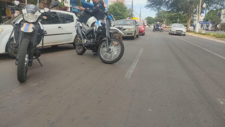“Brabão”: Motociclista sem placa ameaça agredir policiais em blitz e acaba preso