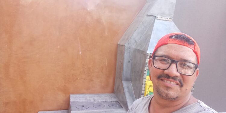 Família faz própria versão do “Lar Doce Lar” e reforma casa de irmã aniversariante