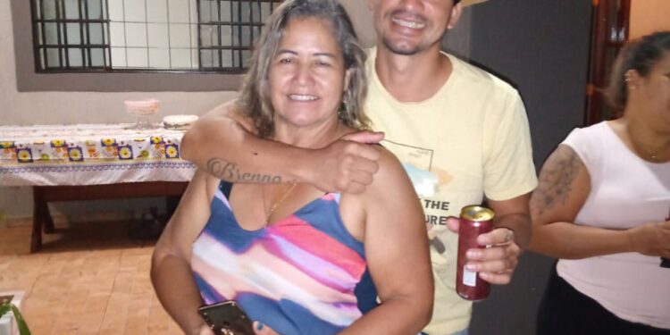 Família faz própria versão do “Lar Doce Lar” e reforma casa de irmã aniversariante