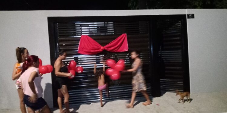 Família faz própria versão do “Lar Doce Lar” e reforma casa de irmã aniversariante