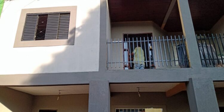 Família faz própria versão do “Lar Doce Lar” e reforma casa de irmã aniversariante