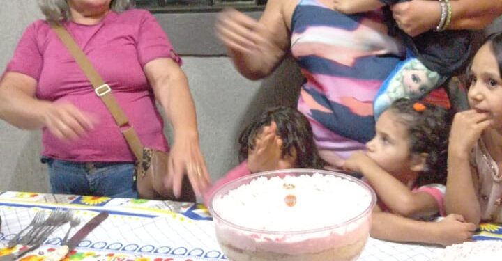 Família faz própria versão do “Lar Doce Lar” e reforma casa de irmã aniversariante