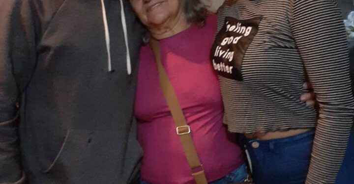 Família faz própria versão do “Lar Doce Lar” e reforma casa de irmã aniversariante