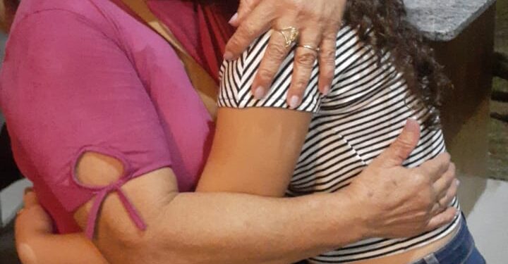 Família faz própria versão do “Lar Doce Lar” e reforma casa de irmã aniversariante