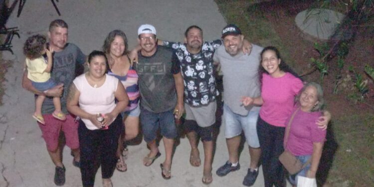 Família faz própria versão do “Lar Doce Lar” e reforma casa de irmã aniversariante