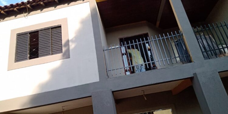 Família faz própria versão do “Lar Doce Lar” e reforma casa de irmã aniversariante