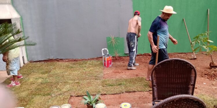 Família faz própria versão do “Lar Doce Lar” e reforma casa de irmã aniversariante