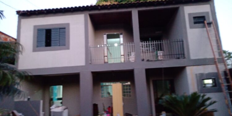 Família faz própria versão do “Lar Doce Lar” e reforma casa de irmã aniversariante