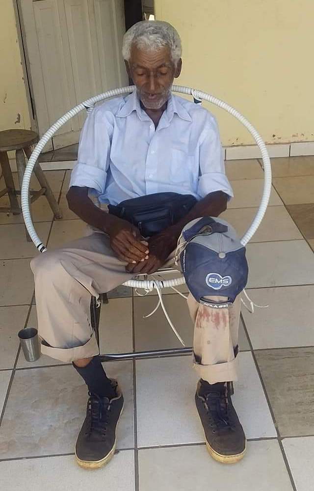 Carro atropela picolezeiro e neta pede ajuda na internet para comprar outro carrinho