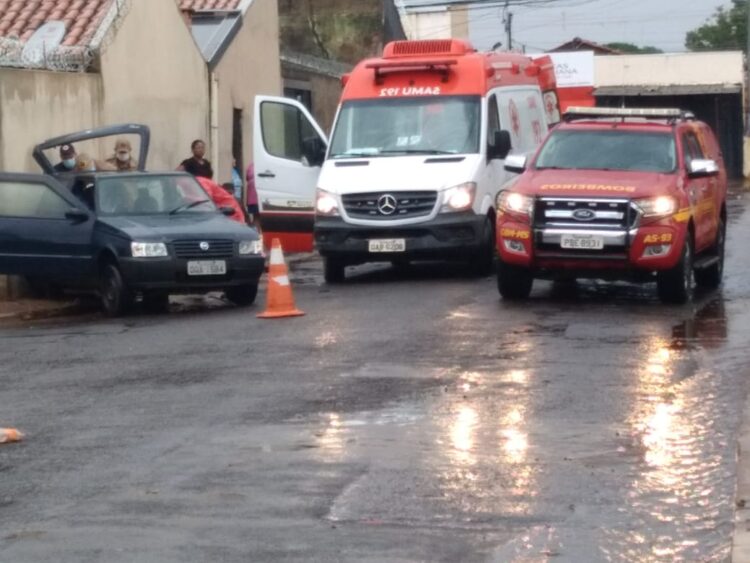 Mulher fica presa em Uno no Aero Rancho, após furar o PARE e bater em outro carro