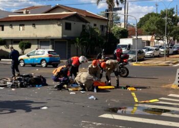 Acidente grave entre motos deixa três feridos na Avenida Ernesto Geisel