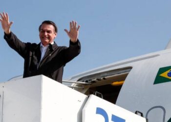Sem muito alarde, Bolsonaro desembarca na Capital e segue para Terenos onde cumpre agenda