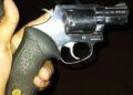 Homem é preso vendendo armas em frente de conveniência no São Conrado