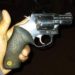 Homem é preso vendendo armas em frente de conveniência no São Conrado