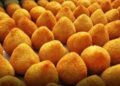 Restaurante aquece internet: qual é o melhor jeito para comer coxinha?