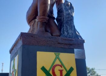 Estátua infelizmente vandalizada é a primeira a ser entregue revitalizada pela Prefeitura