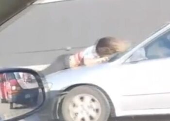 Bêbado, rapaz mata a namorada que subiu no capô do carro para o impedir de dirigir