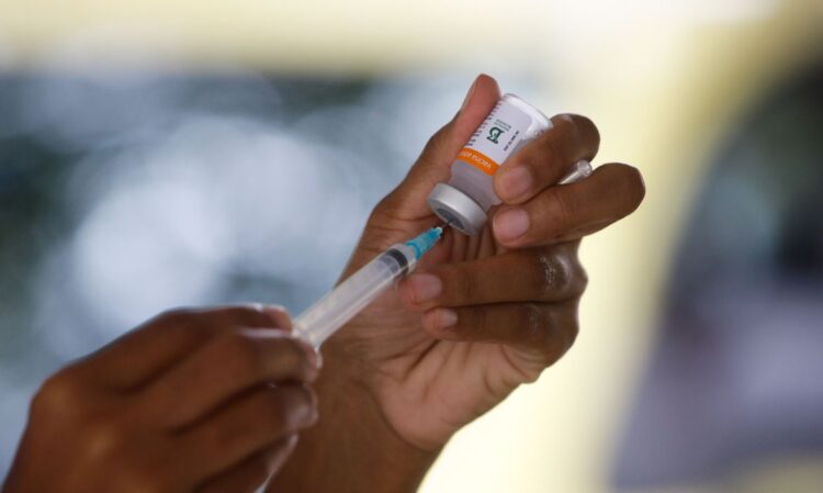 Brasil registra 16,5 milhões de casos e 462,7 mil mortes por covid-19