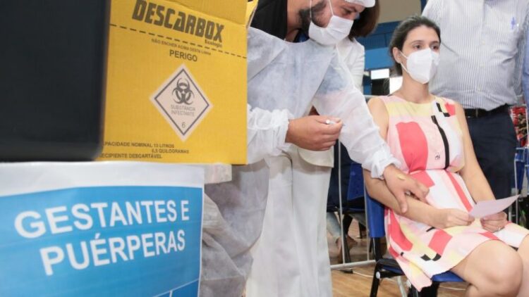 Vacinação é reaberta para gestantes e 2ª dose da AstraZeneza na Capital hoje