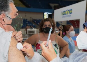Pessoas com 56 anos ou mais e grupos prioritários se vacinam amanhã na Capital