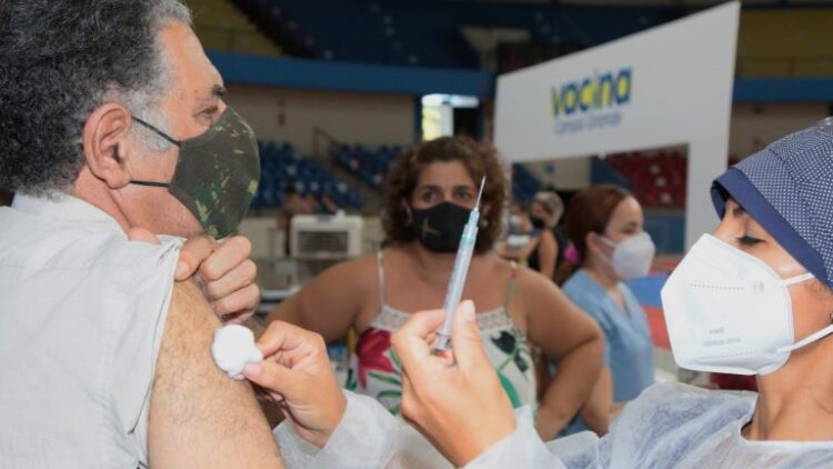 Pessoas com 56 anos ou mais e grupos prioritários se vacinam amanhã na Capital