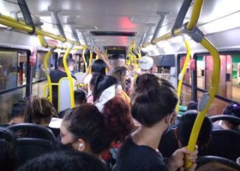 Lotação em ônibus da Capital em pleno pico da pandemia volta a preocupar leitores