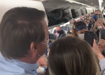 Bolsonaro entra em avião para cumprimentar passageiros e é recebido a gritos de genocida