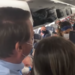 Bolsonaro entra em avião para cumprimentar passageiros e é recebido a gritos de genocida