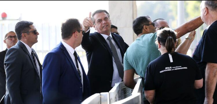 Bolsonaro manda repórter calar a boca e ABI reage às agressões: “renuncie, presidente!”
