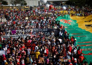 Manifestantes lotam principais Avenidas das Capitais contra Bolsonaro neste sábado