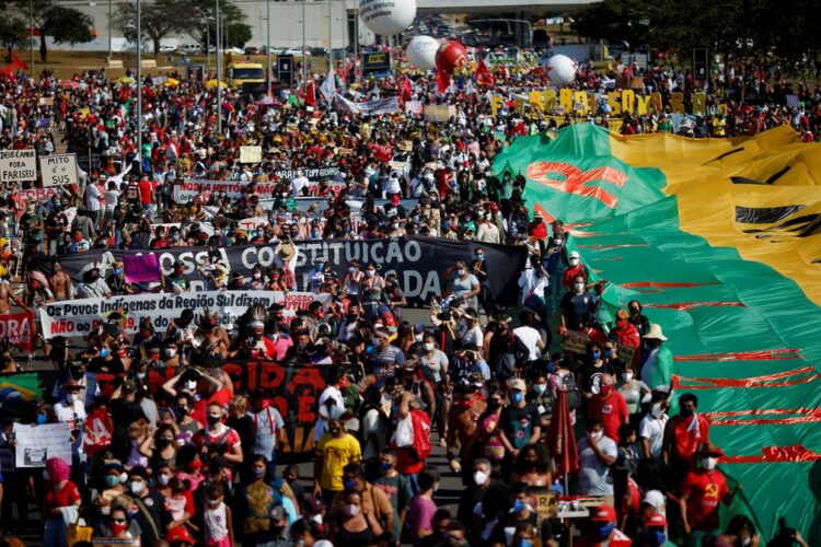 Manifestantes lotam principais Avenidas das Capitais contra Bolsonaro neste sábado