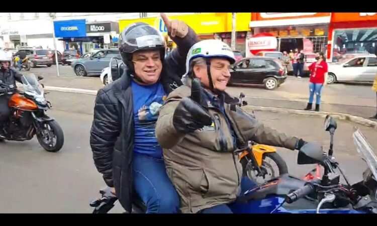 Em meio ao colapso da Saúde, Bolsonaro faz 2ª motociata e “todo mundo” sem máscara