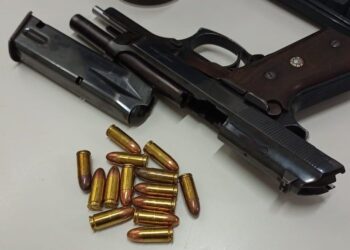 Jovem é preso com arma escondida dentro da bolsa de bebê do filho na Capital