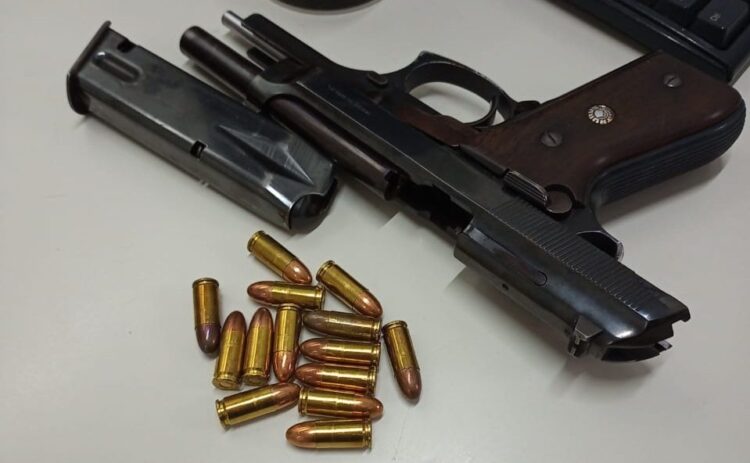 Jovem é preso com arma escondida dentro da bolsa de bebê do filho na Capital