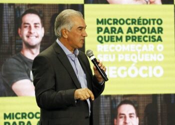 Reinaldo Azambuja antecipa metade do 13º salário dos servidores