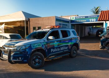 Ex invade casa de mulher, a ameaça com 2 facas e é preso ao retornar, após vítima conseguir se trancar