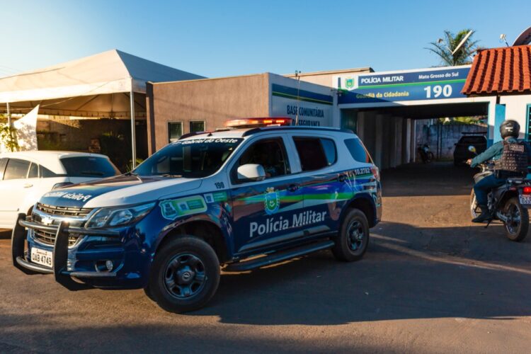 Ex invade casa de mulher, a ameaça com 2 facas e é preso ao retornar, após vítima conseguir se trancar