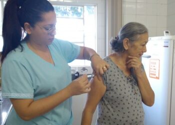 Pessoas com comorbidades e deficiência permanente tomam vacina da Gripe hoje