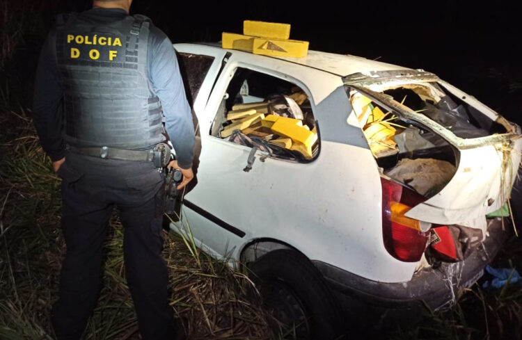 Traficante capota Palio com mais de 300 quilos de maconha, após polícia o perseguir