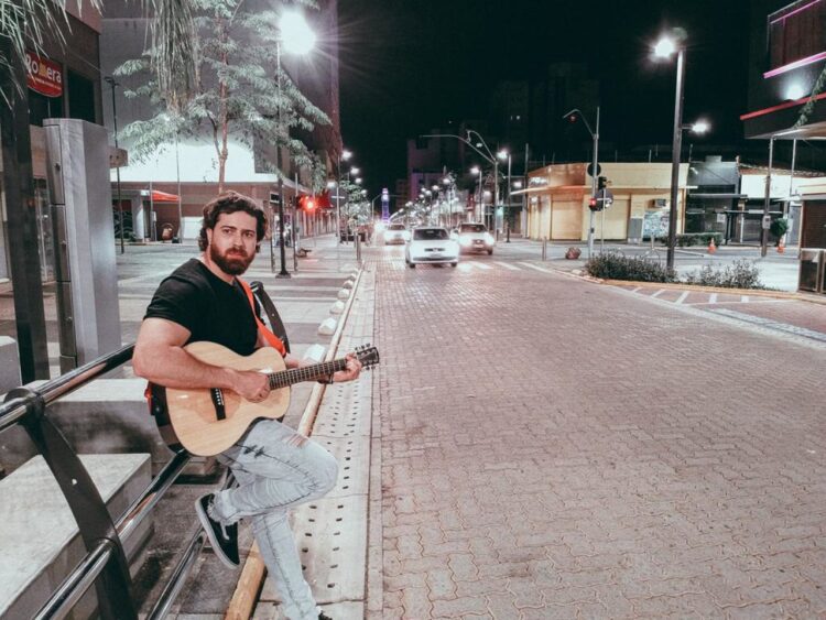 De Anastácio, cantor Geisson Augusto lança clipe da música “Madrugada”