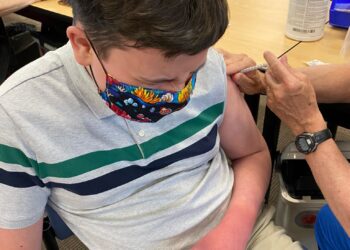 Pais de filhos especiais querem retirada de exigência que restringe grupo para vacinar contra Covid-19