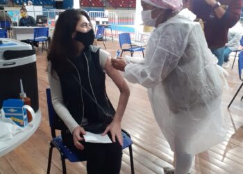 Correios, tutores de pessoas especiais e 2º dose da Coronavac são para vacinação hoje na Capital