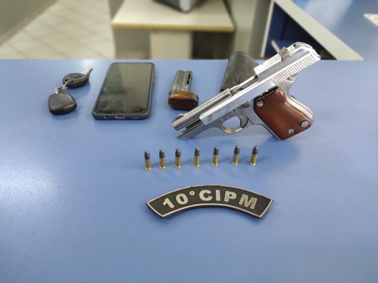 Durante briga de trânsito no Tijuca, homem é preso portando pistola calibre 22