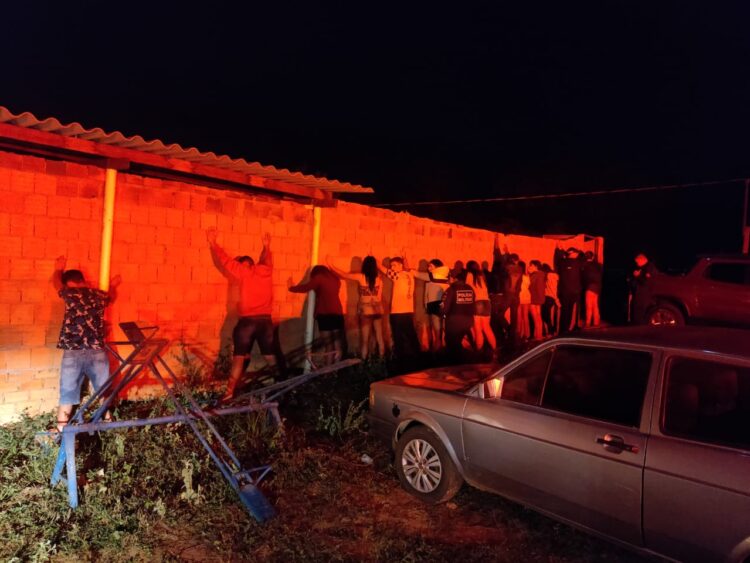 “Mãos na parede”: festa clandestina é encerrada e policia conduz 11 para a delegacia