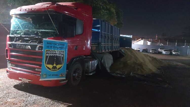 Duas pessoas são presas em carreta carregada com 327kg de maconha em falso “mocó”