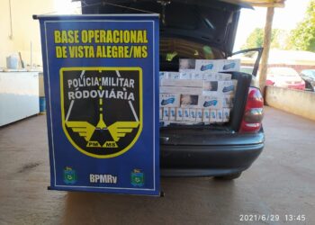 Corsa Sedan com 700 pacotes de cigarros contrabandeados é apreendido e motorista preso