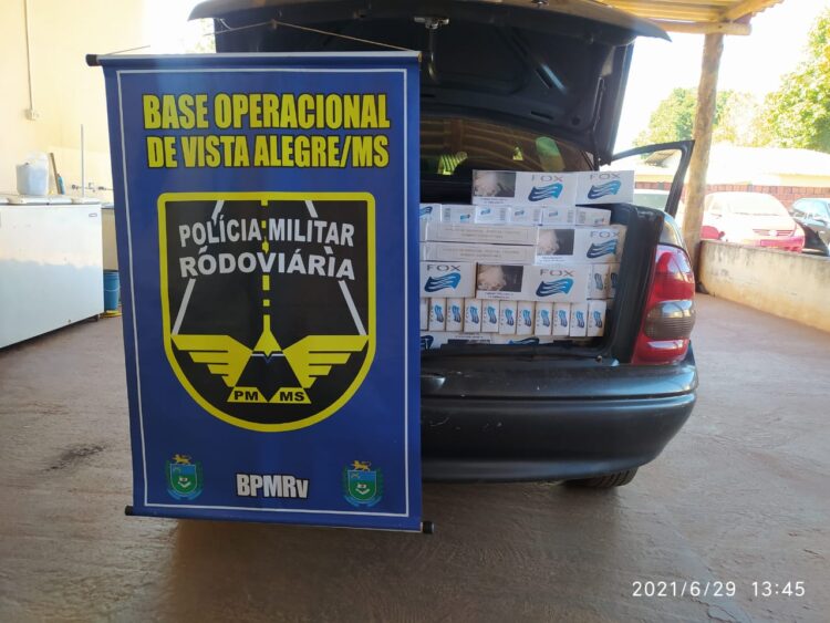 Corsa Sedan com 700 pacotes de cigarros contrabandeados é apreendido e motorista preso