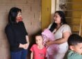 Distribuição de cobertores para famílias carentes coincide com chegada do inverno