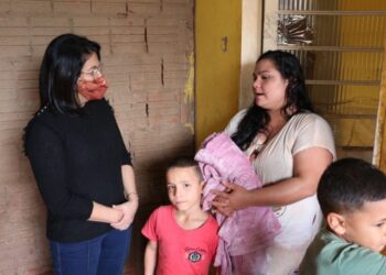 Distribuição de cobertores para famílias carentes coincide com chegada do inverno
