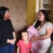 Distribuição de cobertores para famílias carentes coincide com chegada do inverno